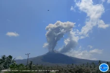 Gunung Lewotobi Laki-laki...