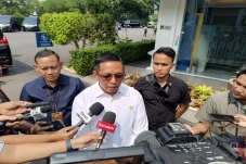 Tiru Amerika Serikat,...