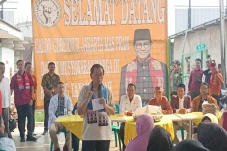 Di Hadapan Warga Tanah...