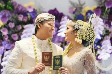 Sempat Berfoto Pegang...