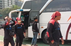 Massa Buruh Mulai Berdatangan,...