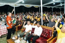 Ratusan Warga Antusias...