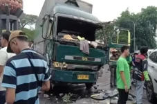 Truk Tabrak Tangerang,...