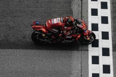 Drama Red Flag, Francesco...