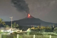Gunung Lewotobi Laki-Laki...