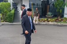 Tiba di Istana, Basuki...