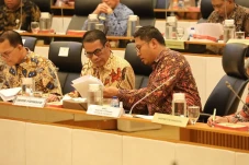 DPR Sebut Mentan Amran...