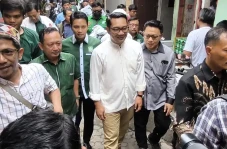 Tak Peduli Hasil Survei,...