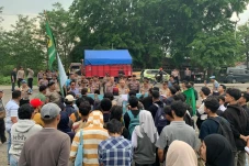 Mahasiswa Gelar Aksi...