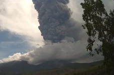 Gunung Lewotobi Laki-laki...