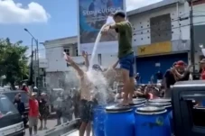 Protes Pembatasan Kuota...