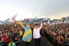 Di Hadapan Puluhan Ribu...