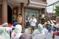 Suswono Dengarkan Curhatan...