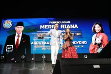 AHY Tunjuk Merry Riana...
