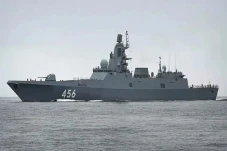 Kapal Perang Rusia Bersenjata...