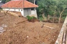 4 Santri Tewas Tertimpa...