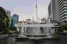 Ikuti Kebijakan Pusat,...