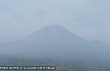 Semeru Berstatus Waspada,...