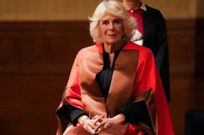 Ratu Camilla Raih Gelar...