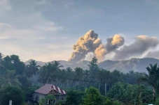 Gunung Dukono Meletus,...