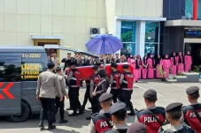 Diterbangkan ke Makassar...