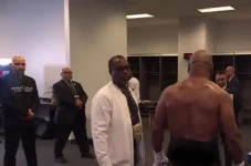 Pantat Mike Tyson yang...