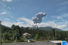 Gunung Dukono Erupsi...