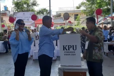 Nyoblos Bersama Istri,...