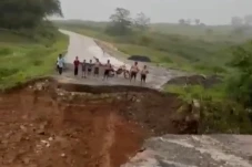 Jembatan Penghubung...