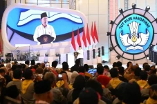Diejek dan Disebut Gila,...