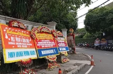 Karangan Bunga Ucapan...