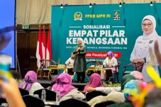 Anggota MPR Ida Fauziyah...