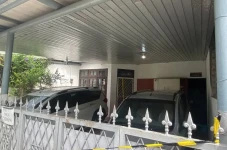 Bercak Darah di Depan...