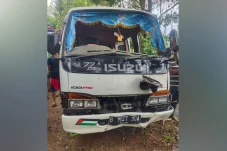 Mobil Elf Terjun ke...