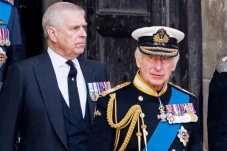 Raja Charles III Beri...