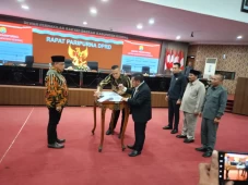 Rapat Paripurna DPRD...