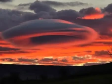 Awan Berbentuk UFO Muncul...