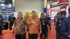 Airlangga Sentil Pabrikan...