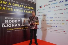 Dirut Bank Jatim Dinobatkan...