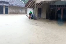 Hujan Deras, Puluhan...