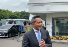 Anindya Bakrie Sambangi...