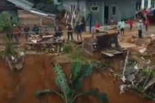 Banjir dan Longsor Landa...