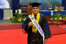 Kisah Enggis, Wisudawan...