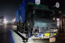 Truk Tronton Tabrak...