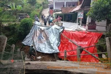 Jembatan Penghubung...