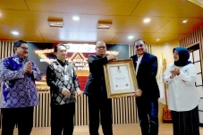 Kinabalu Raih Penghargaan...