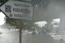 Hujan Seharian, Makassar...