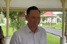 AHY Tersenyum Ditanya...