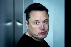 Elon Musk Rebut Kembali...