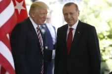 Mengapa Trump Memuji...